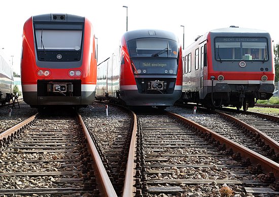 Drei Züge, die auf den Schienen stehen, ohne zu fahren mit der Aufschrift "Nicht einsteigen"